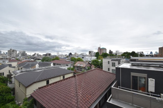 【展望】 | 眼前に広がる空の雄大さと、このお部屋の自慢の一つである「眺望」をご覧ください。毎日、この景色を独り占めできる新生活に夢が広がります。～即日のご見学可能～　お問合せはお気軽にどうぞ。
