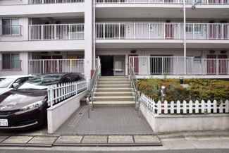 【エントランス】 | お客様を、そして住人を出迎えてくれるマンションのエントランス。ゴミが落ちていないことからも、管理状態の良さや住民の節度の高さが見て取れます。～即日のご見学可能～　お問合せはお気軽にどうぞ。
