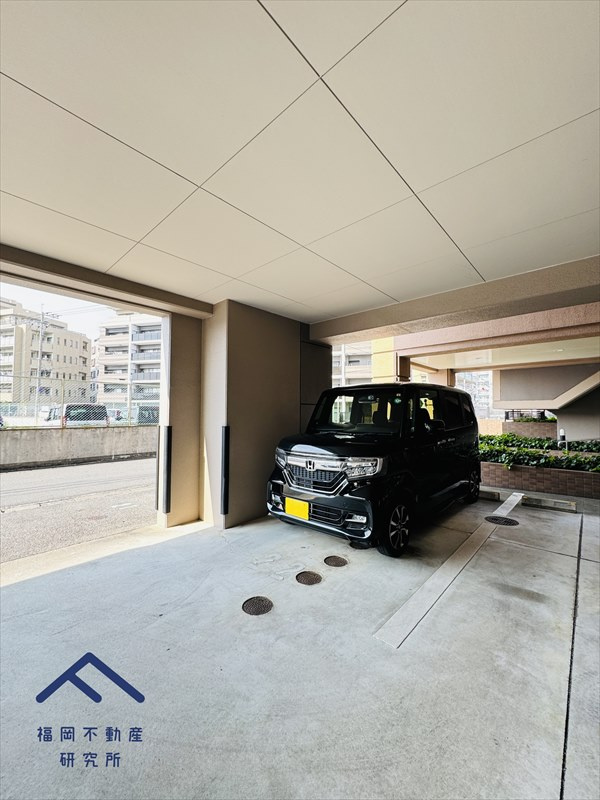ペルル南福岡の駐車場