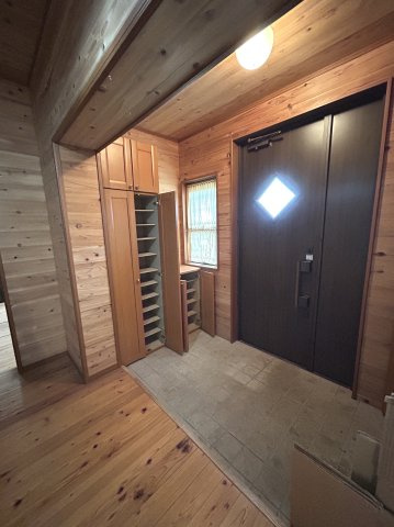 つくば市樋の沢　建物面積74坪の邸宅の玄関|並んで靴を履くことのできるゆとりのある玄関です　段差の少ないつくりとなっています