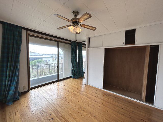 つくば市樋の沢　建物面積74坪の邸宅の寝室|2階洋室　窓が大きく開放的　収納もたっぷりあるのでお部屋をすっきり管理できます