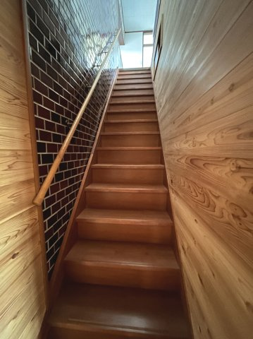 つくば市樋の沢　建物面積74坪の邸宅の内装|階段