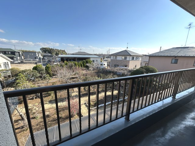 つくば市樋の沢　建物面積74坪の邸宅のバルコニー|2回からの眺望　広いお庭が見渡せます