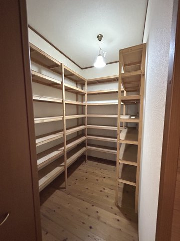 つくば市樋の沢　建物面積74坪の邸宅の収納|リビング脇の日用品などのストックに便利な収納スペース