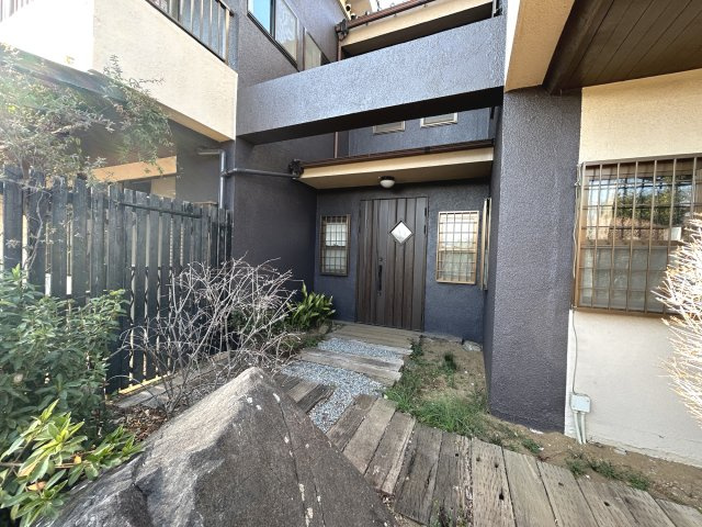 つくば市樋の沢　建物面積74坪の邸宅の玄関|玄関前の写真