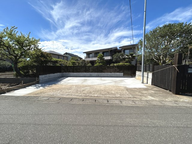 つくば市樋の沢　建物面積74坪の邸宅の前面道路含む現地写真|拡張工事し、並列3台分の駐車スペースを備えています　