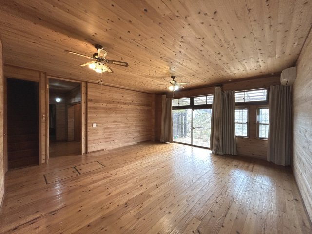 つくば市樋の沢　建物面積74坪の邸宅の居間・リビング|約22帖リビングルーム　木のぬくもりが感じられるあたたかな室内です