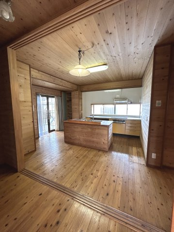 つくば市樋の沢　建物面積74坪の邸宅のキッチン|窓が多く明るいキッチンスペース