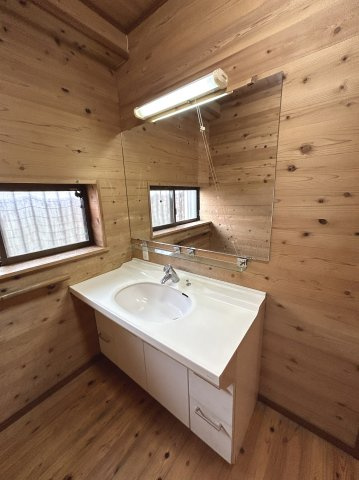 つくば市樋の沢　建物面積74坪の邸宅の洗面所|大きな鏡の洗面化粧台