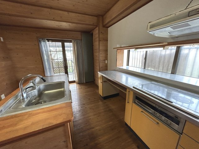 つくば市樋の沢　建物面積74坪の邸宅のキッチン|洗い場と調理スペースが独立しています　作業台が広々としています