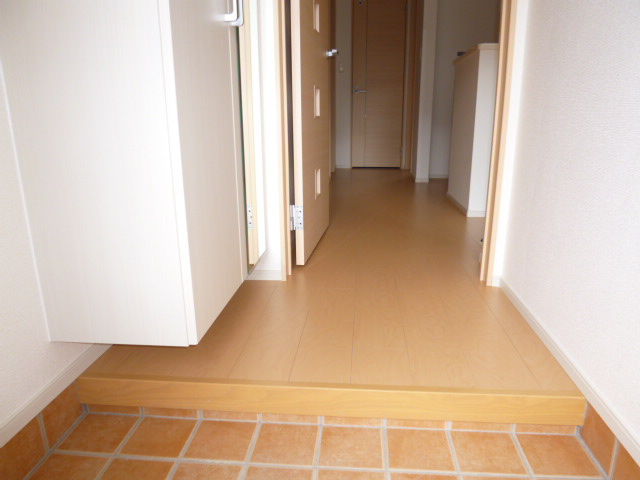総社市西郡のアパートの玄関