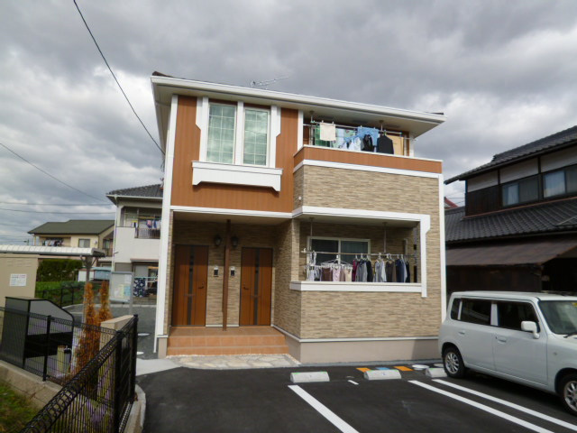 総社市西郡のアパートの外観