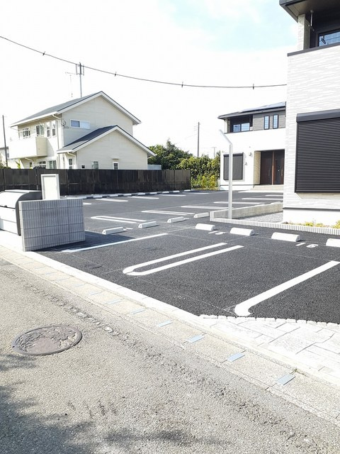ソラリアAの駐車場