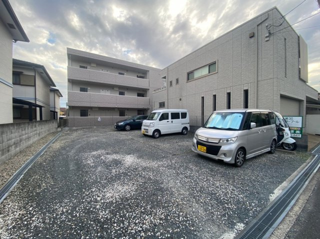 ピュアコートの駐車場