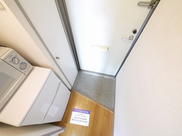 レオパレストミタⅡの設備|明るい玄関です