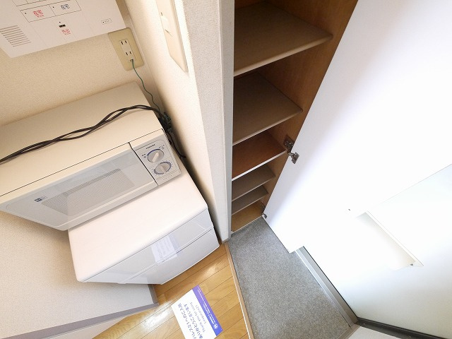 レオパレストミタⅡの洋室|落ち着いた玄関です
