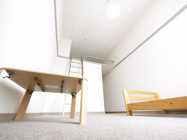 レオパレストミタⅡの玄関|個人の部屋や寝室として使える洋室です