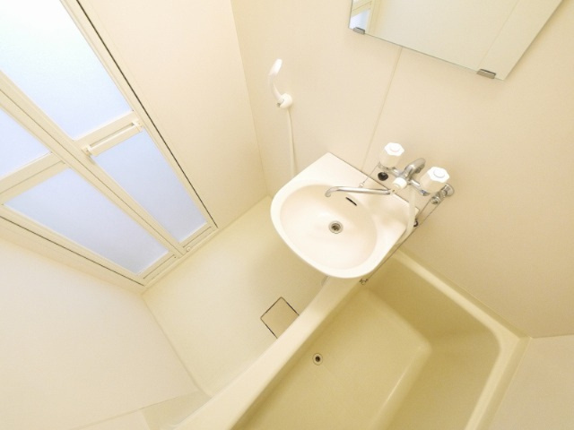 レオパレストミタⅡの玄関|ゆったり過ごせるお風呂です