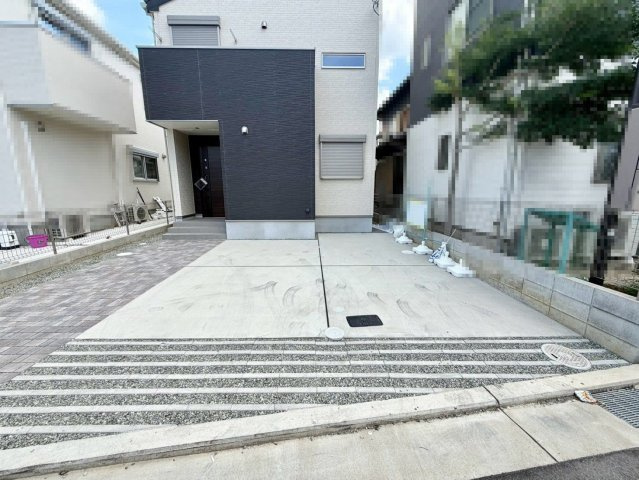 福田　新築一戸建の駐車場|並列に駐車２台可能です！車の出し入れもスムーズにできますね♪