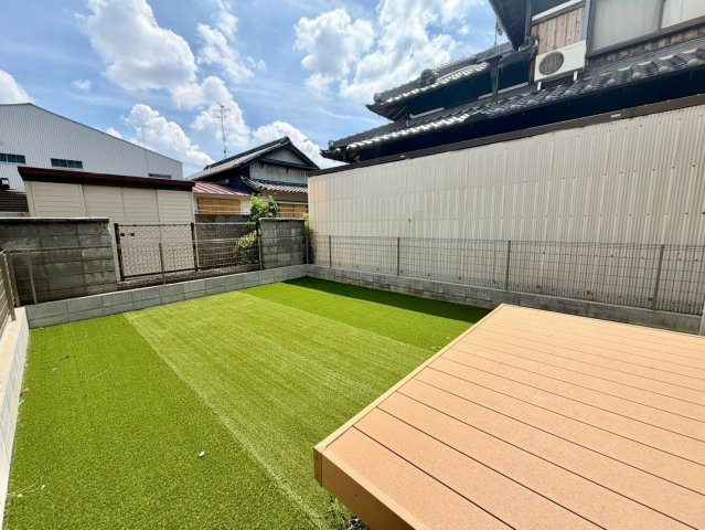 福田　新築一戸建の庭|ウッドデッキに広いお庭が魅力の物件です。現地でぜひご覧くださいませ。
