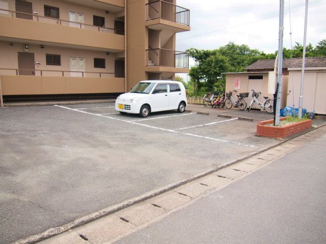 ローヤルマンションの駐車場|カースペースがあります