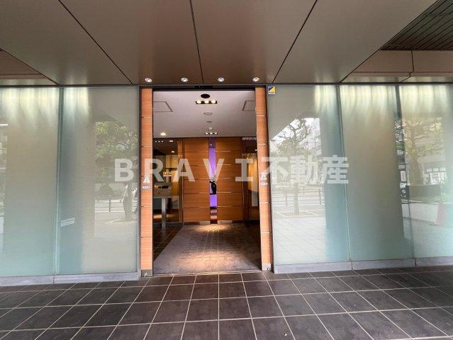 クロスレジデンス大阪新町 BRAVI不動産のエントランス