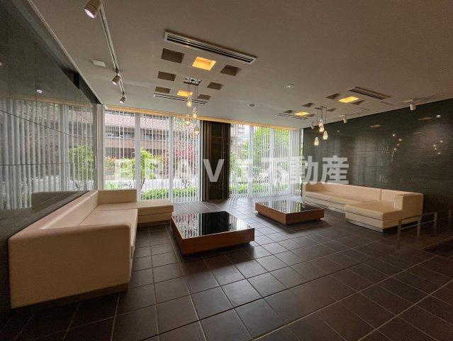 クロスレジデンス大阪新町 BRAVI不動産のロビー