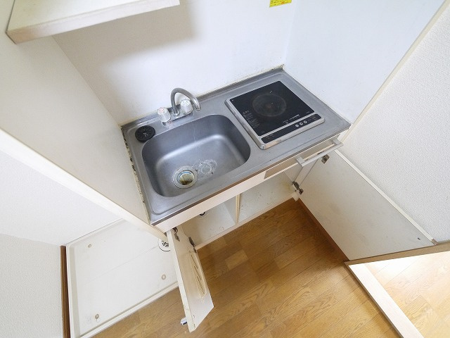 レオパレス冨田のキッチン|コンパクトなキッチンで掃除もラクラク