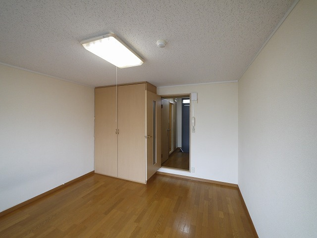 レオパレス冨田の居間・リビング|ゆったりした洋室です