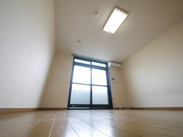 レオパレス冨田の洋室|明るい洋室です