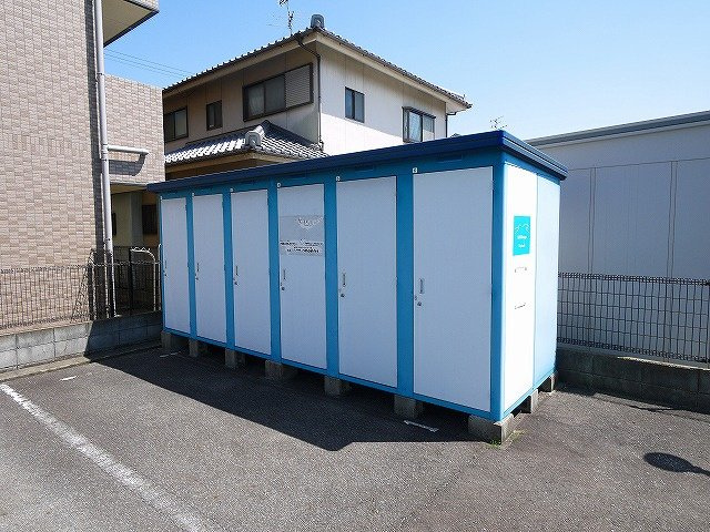 レオパレス冨田のエントランス