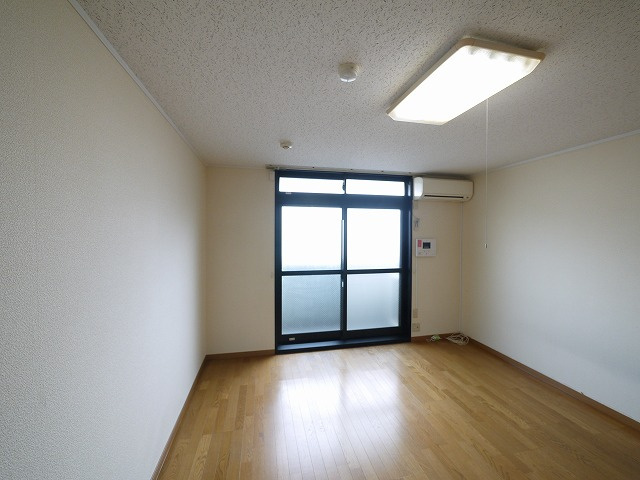 レオパレス冨田の居間・リビング|こちらの居間で趣味の時間をお楽しみください