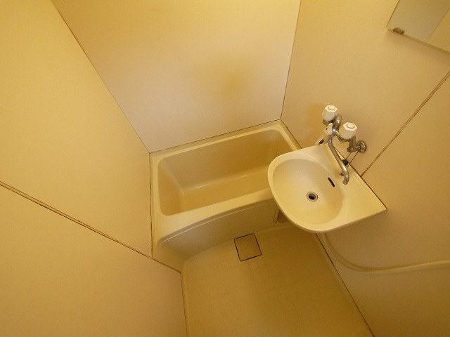 レオパレス冨田の浴室|落ち着いた空間のお風呂です