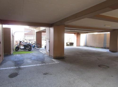 【駐車場】 | PLEAST荘島 | 駐車場に車を止められます