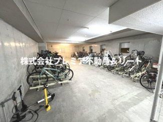 【その他共用部分】 | 地下に駐輪場があります。