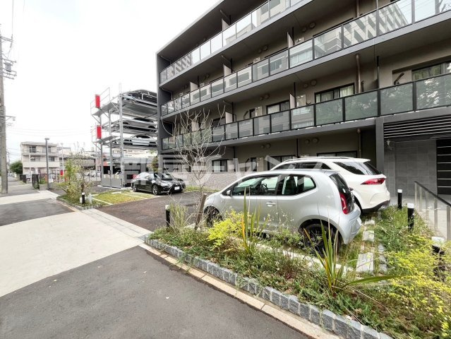 ロイヤルカーサ千種の駐車場