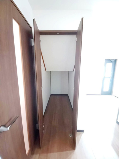【収納】 | 宗像市広陵台２丁目　戸建て | 階段下のスペースを活用した収納庫。玄関に近いので災害時の持ち出し用品等の収納に良い場所です