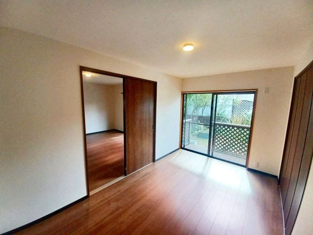 【洋室】 | 宗像市広陵台２丁目　戸建て | リビング横の6帖の洋室。ウッドデッキからお庭に直接出られます