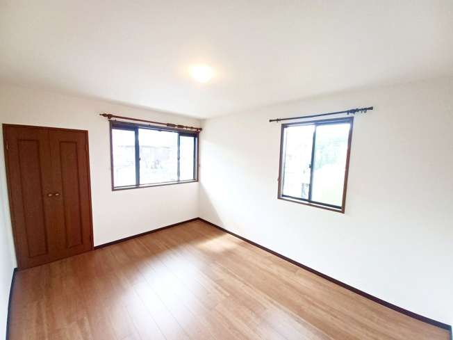 【洋室】 | 宗像市広陵台２丁目　戸建て | 東側の7帖の洋室。たっぷりの収納スペースがあるので寝室におススメです