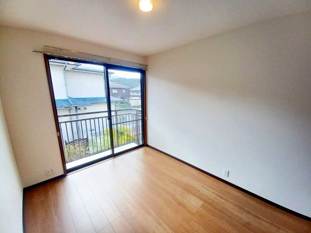 【洋室】 | 宗像市広陵台２丁目　戸建て | 真ん中の洋室。バルコニーに面した明るいお部屋です