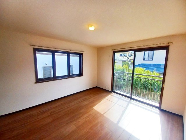 【洋室】 | 宗像市広陵台２丁目　戸建て | 西側の洋室。2面窓から室内に多く光を取り入れております♪景色も広く見えるので開放感があります