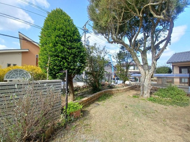 【庭】 | 宗像市広陵台２丁目　戸建て | 10坪以上ある広々としたお庭は陽当り良好です。家庭菜園やガーデニングを楽しみたい方にピッタリです！