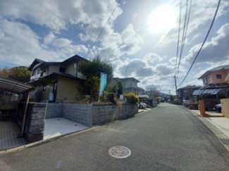 【前面道路含む現地写真】 | 前面道路は広々としているのでバックでの駐車も楽にできます