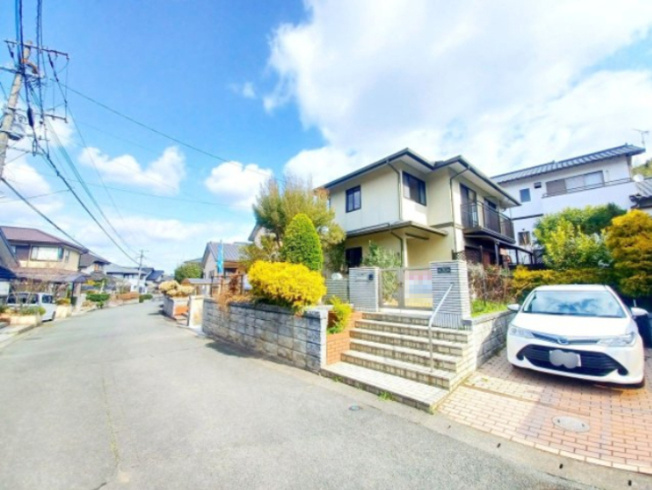 【外観】 | 宗像市広陵台２丁目　戸建て | 広々とした敷地で、ゆったりとしたお庭や駐車場も魅力的なリフォーム済みの2階建て物件です！ 