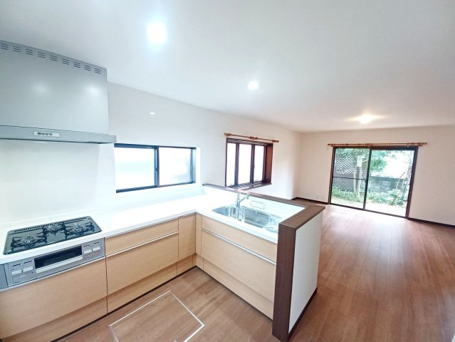 【キッチン】 | 宗像市広陵台２丁目　戸建て | 使いやすくて機能的なＬ字型キッチン♪ 作業スペースが広くて、お料理好きにもきっと満足していただけます。床下収納は食料品等の保管に便利です