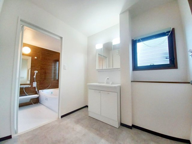 【独立洗面台】 | 宗像市広陵台２丁目　戸建て | 広々とした洗面室。朝の忙しい時間も家族いっしょに使えて便利です。
スペースを活かして収納棚を作ると細々した物をスッキリ収納できますね