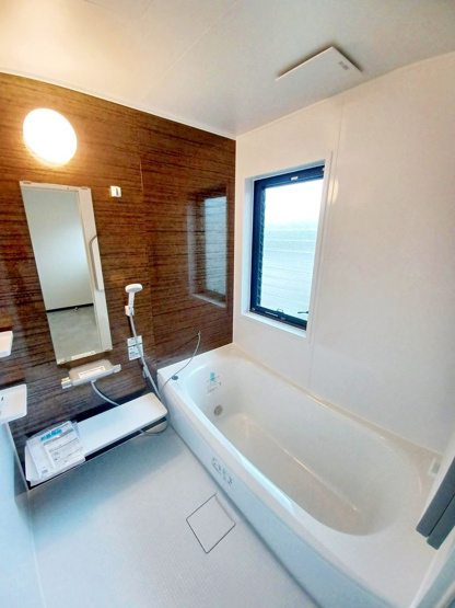 【浴室】 | 宗像市広陵台２丁目　戸建て | 戸建てならではのゆったりしたバスルーム。大きな窓があるのでカビしらずで清潔な状態をキープできます。浴槽は足を伸ばしてゆったりおくつろぎ頂けます♪