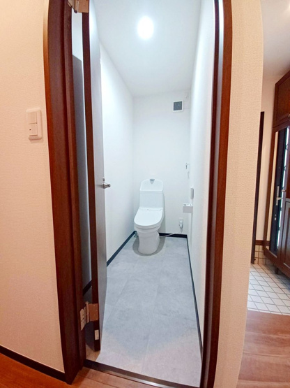 【トイレ】 | 宗像市広陵台２丁目　戸建て | 玄関横にトイレがあるので便利ですね♪ 冬は便座も温水も温かく快適なシャワー付トイレです