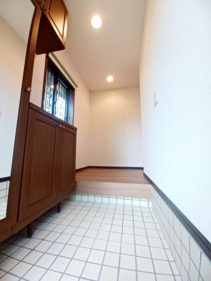 【玄関】 | 宗像市広陵台２丁目　戸建て | 広い玄関スペースはご家族が多いご家庭にもおすすめです