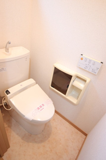 快適な洗浄便座付きのトイレ